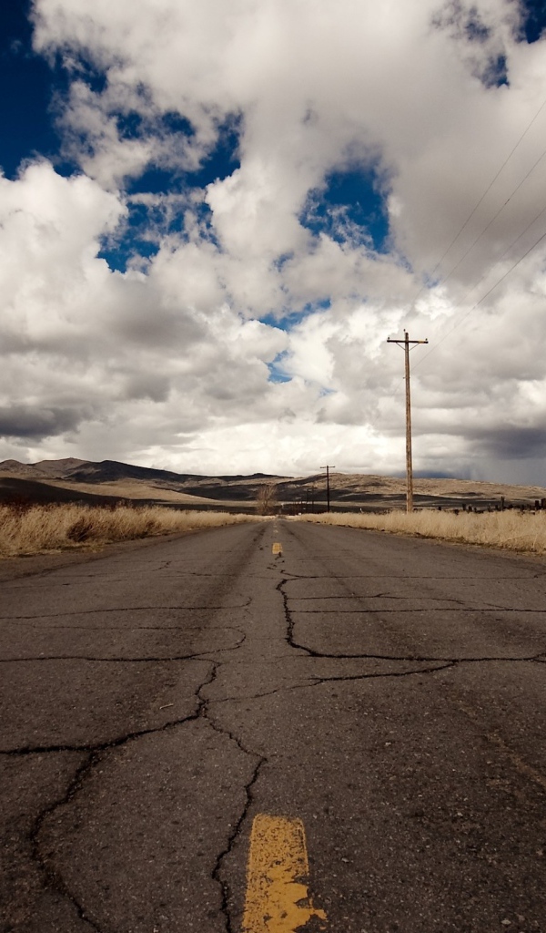 Трещины на асфальте в пустыне