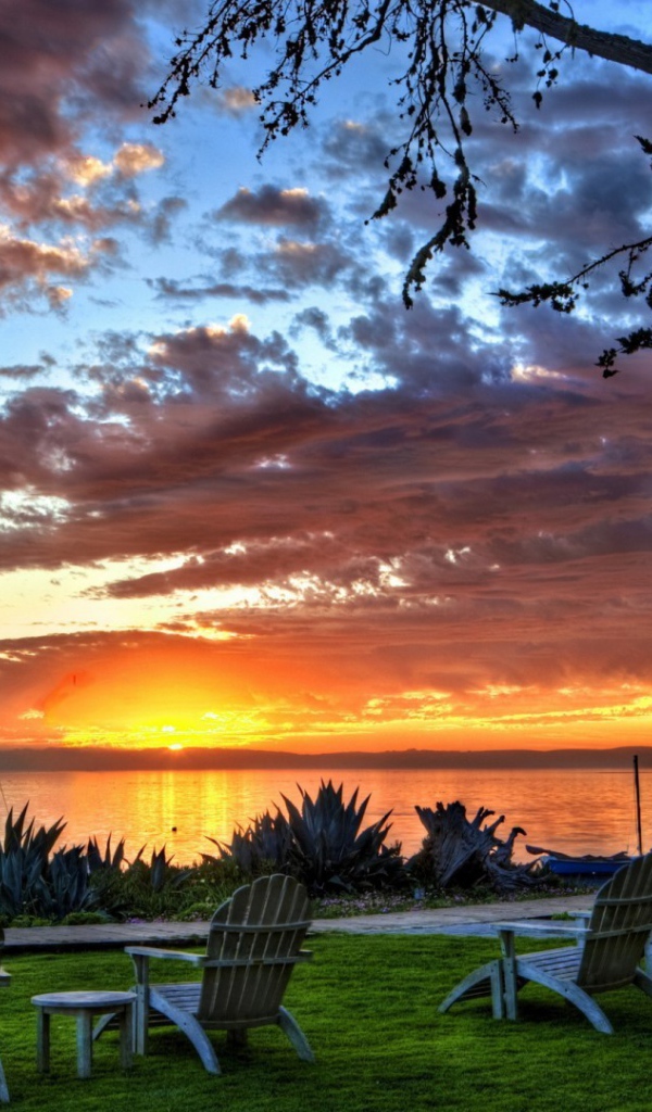 Шезлонги на берегу озера на закате, фото HDR