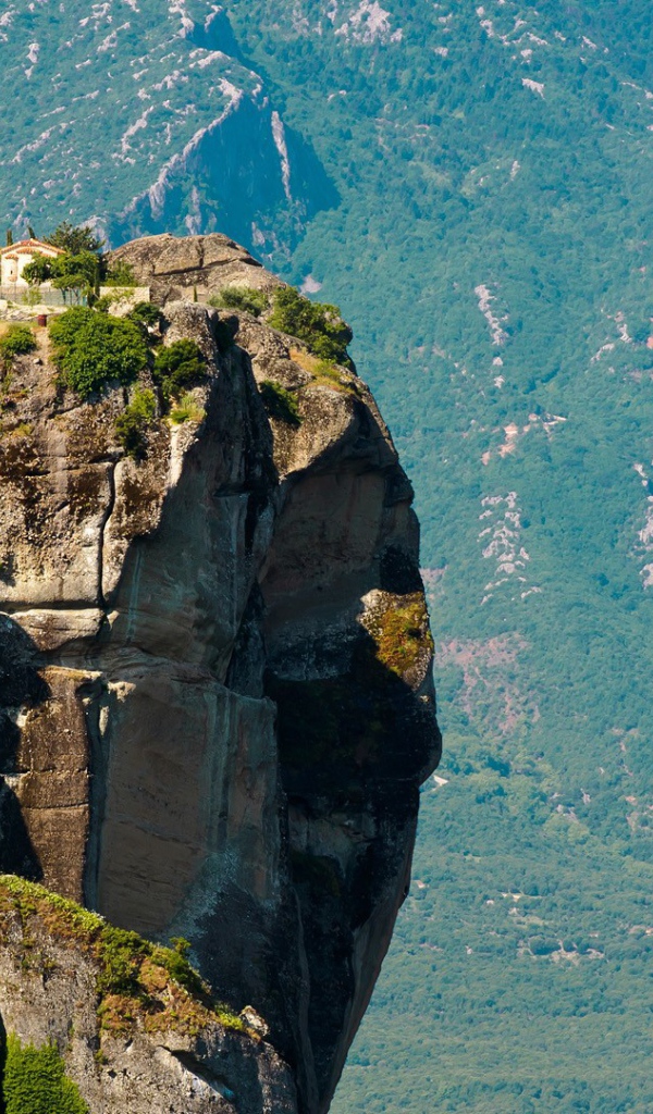 Неприступное имение на вершине скалы