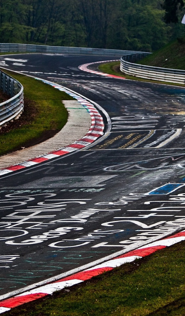 Надписи на асфальте гоночного трека