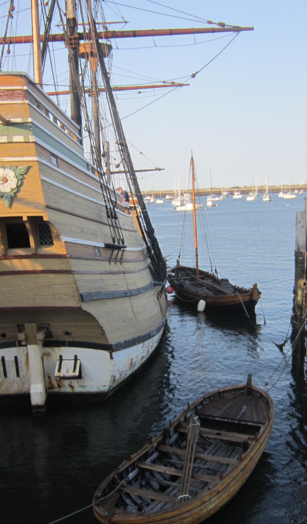 Современная копия старинного корабля