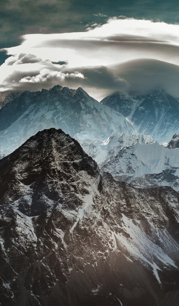 Круглое облако на горных пиках в Гималаях