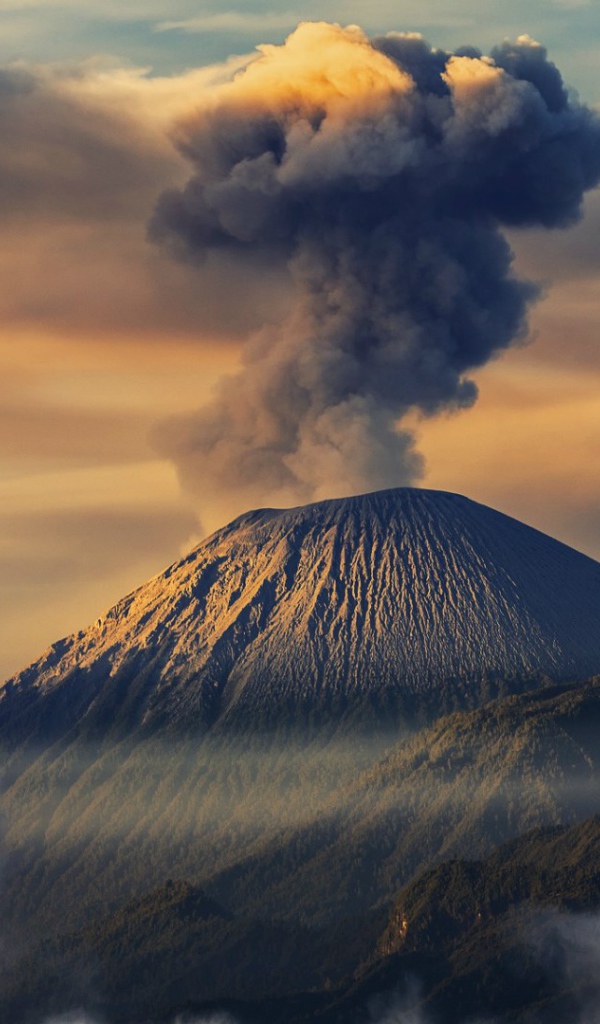 Семеру - самый высокий вулкан на острове Ява в Индонезии