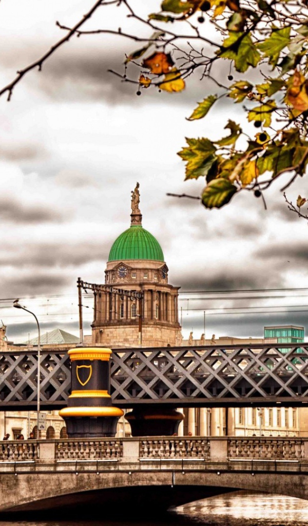 Мост на фоне храма, HDR фото