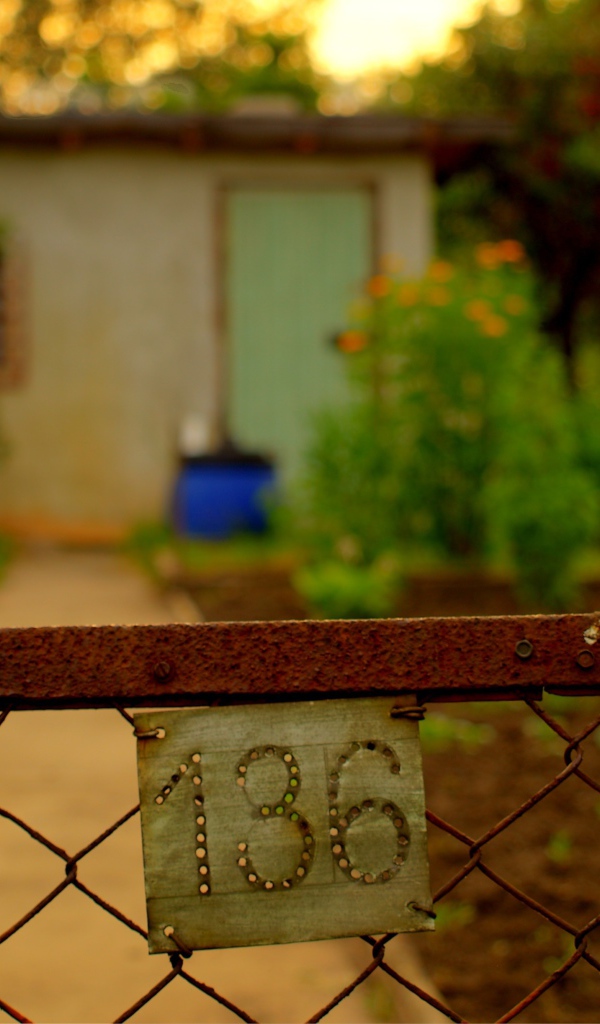 Номерной знак на калитке