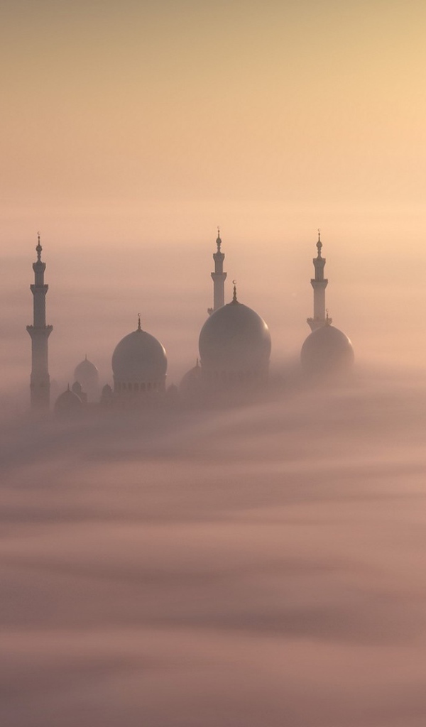Минареты мечети выглядывают из тумана