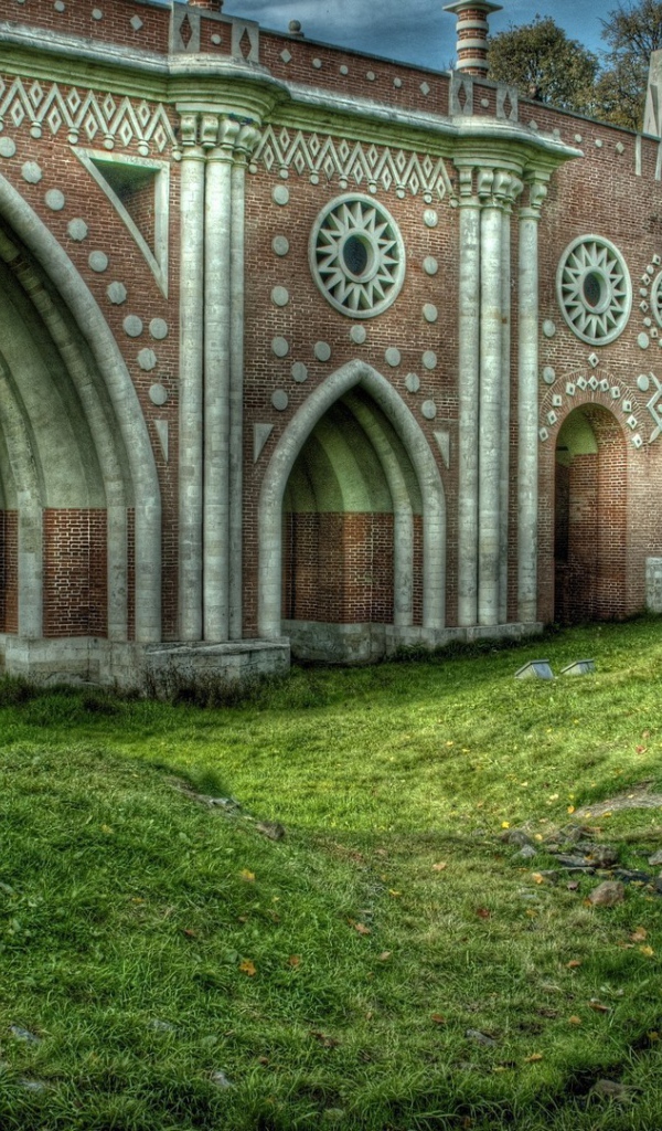 Старинный мост над оврагом, фото HDR