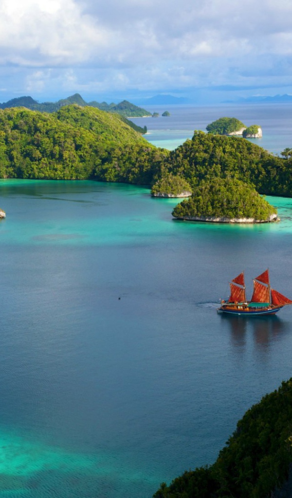 Покрытые зеленью острова в Индонезии