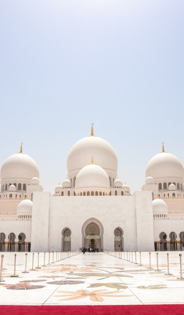 Двор белой мечети с золотыми минаретами