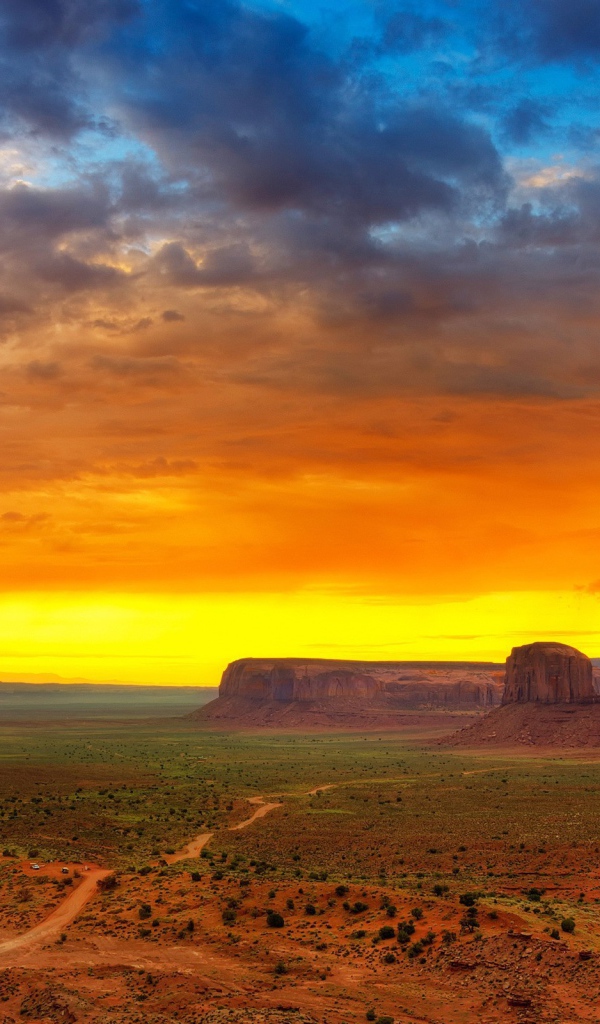 Яркий закат в Долине монументов