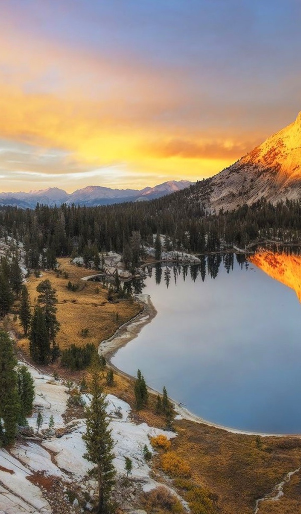 Золотая скала над озером, Калифорния