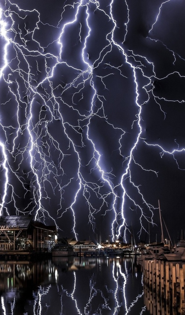 Молнии в черном небе над портом