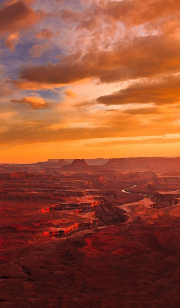 Красный закат в Национальном парке Страна каньонов, США