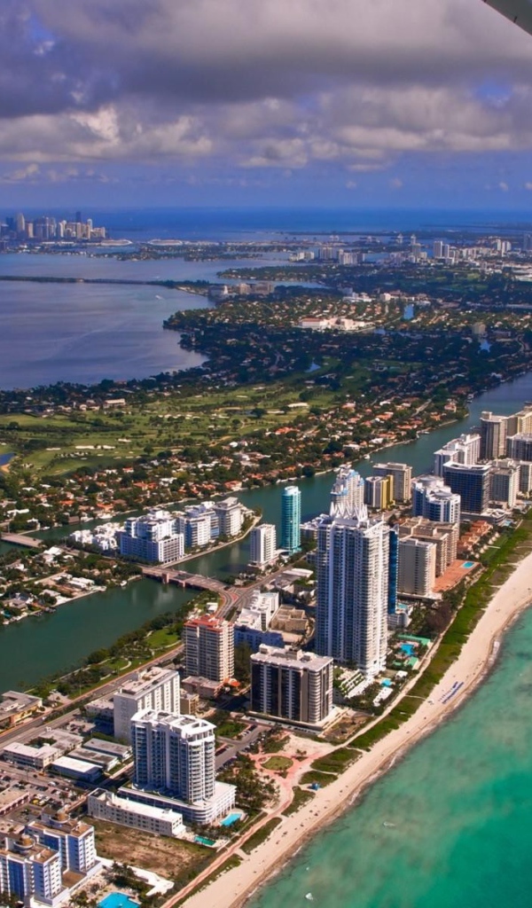 Курорт Майами под крылом самолета