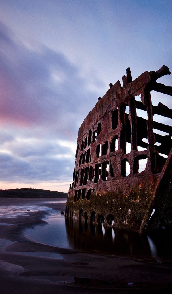 Ржавый каркас корабля у берега, Орегон