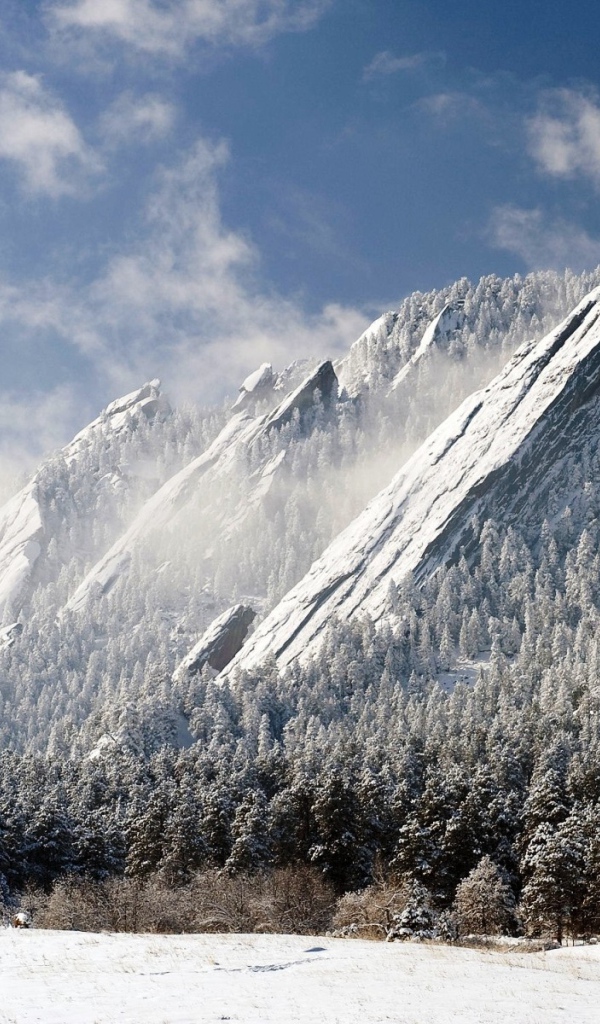 Заснеженные скалы в горах Колорадо