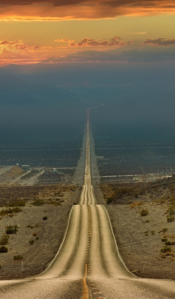 Прямая дорога спускается с гор, Калифорния