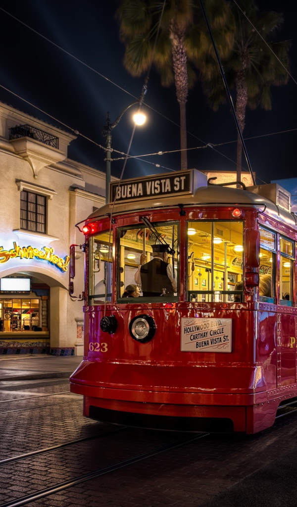 Трамвай на Buena Vista Street в Калифорнии