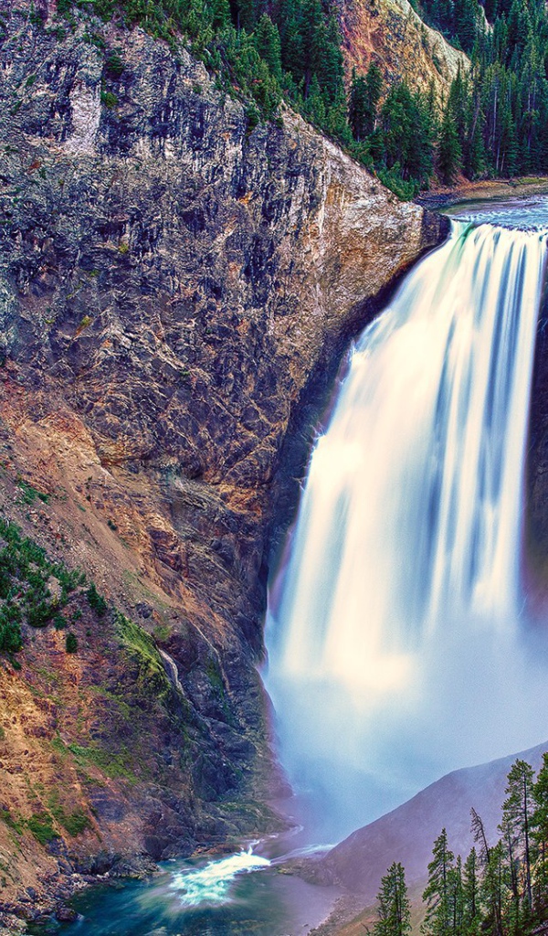 Водопад в Йеллоустонском парке