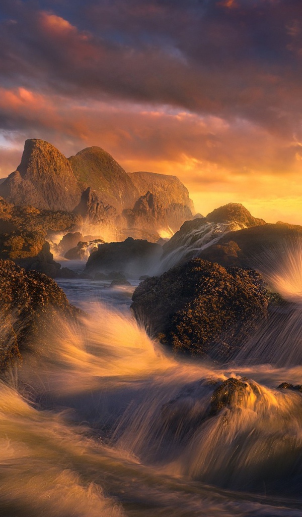 Волны разбиваются о камни у побережья в Орегоне