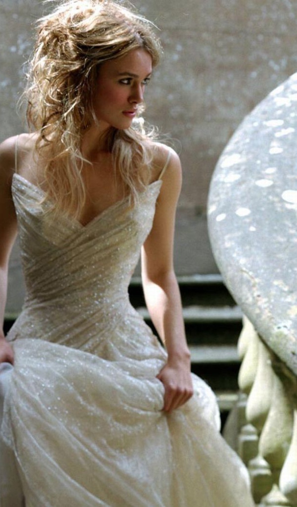 Девушка в белом платье спускается по лестнице, Кира Найтли