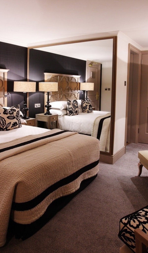 Комната в отеле в коричневых тонах