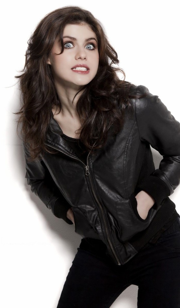 Актриса Александра Даддарио в кожаной куртке