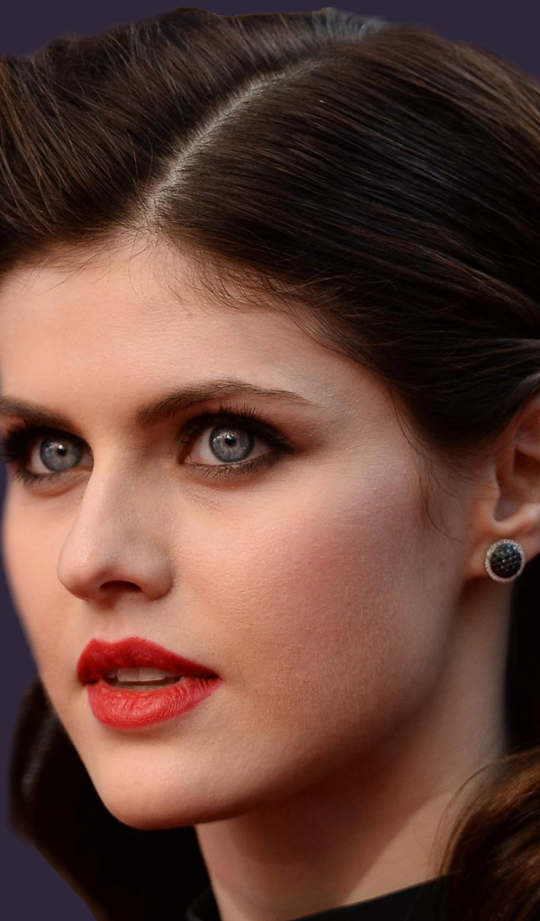 Актриса Александра Даддарио на фиолетовом фоне