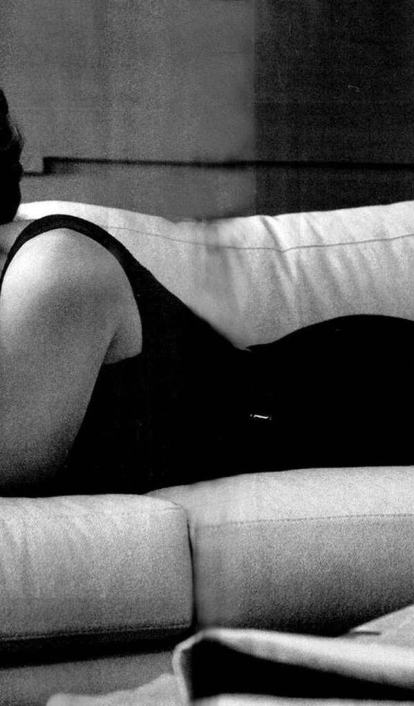 Анджелина Джоли лежит на диване
