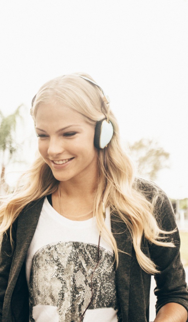 Спортсменка Дарья Клишина в наушниках