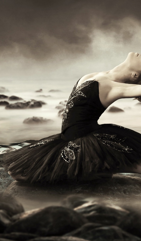 Балерина в черном платье среди волн