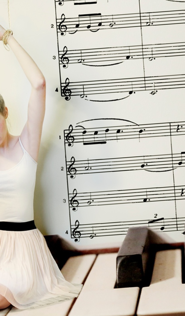 Балерина на клавишах пианино