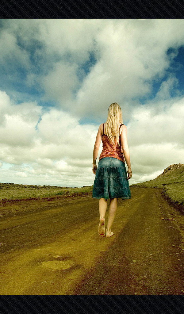 Босая девушка на дороге