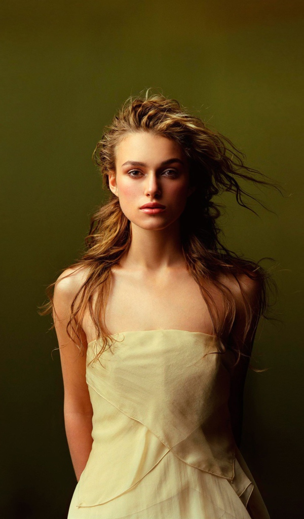 Красивая Кира Найтли на зеленом фоне