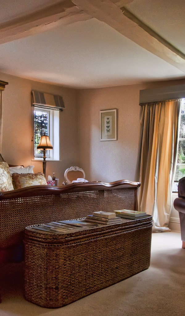 Кровать в загородном доме