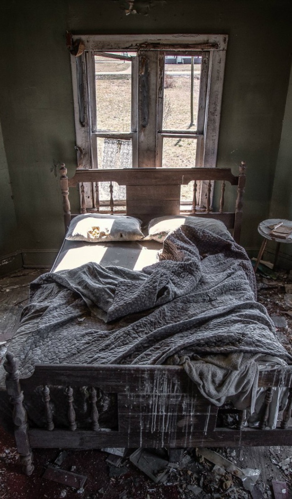 Спальня в заброшенном доме