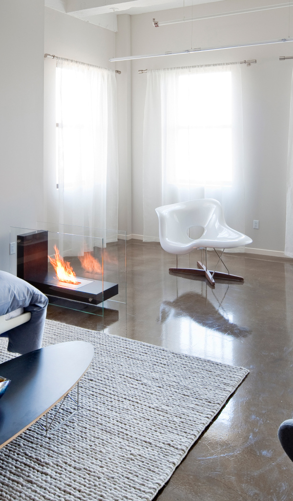 Спальня с белыми шторами