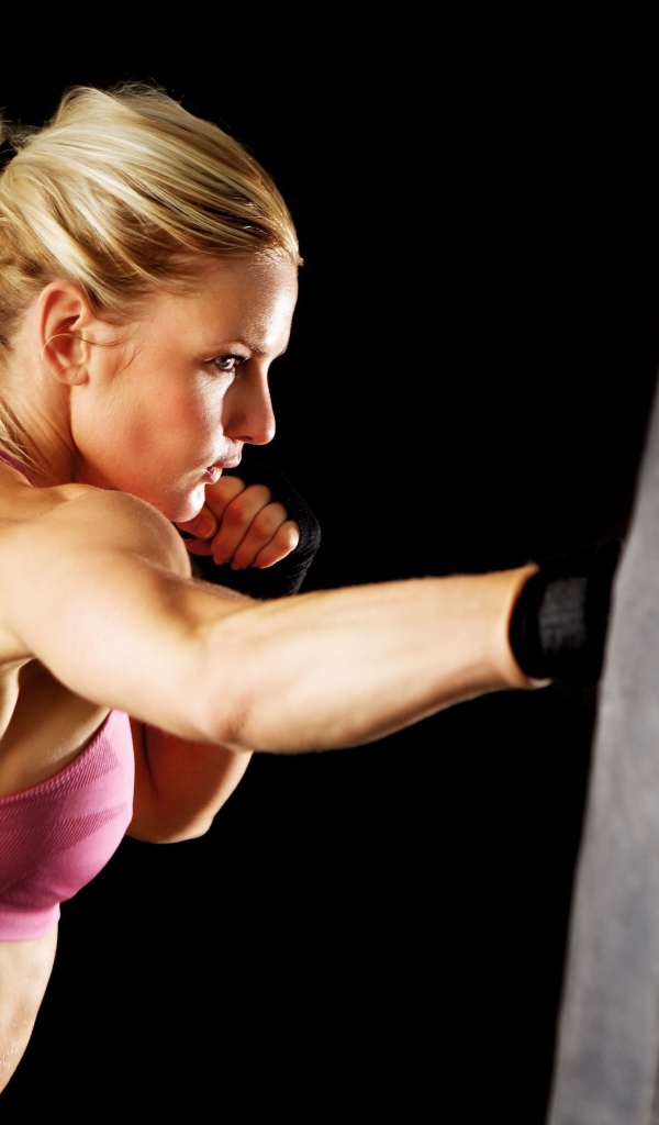 Блондинка отрабатывает удары в боксе