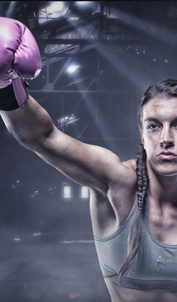 Боксер девушка в сиреневых перчатках