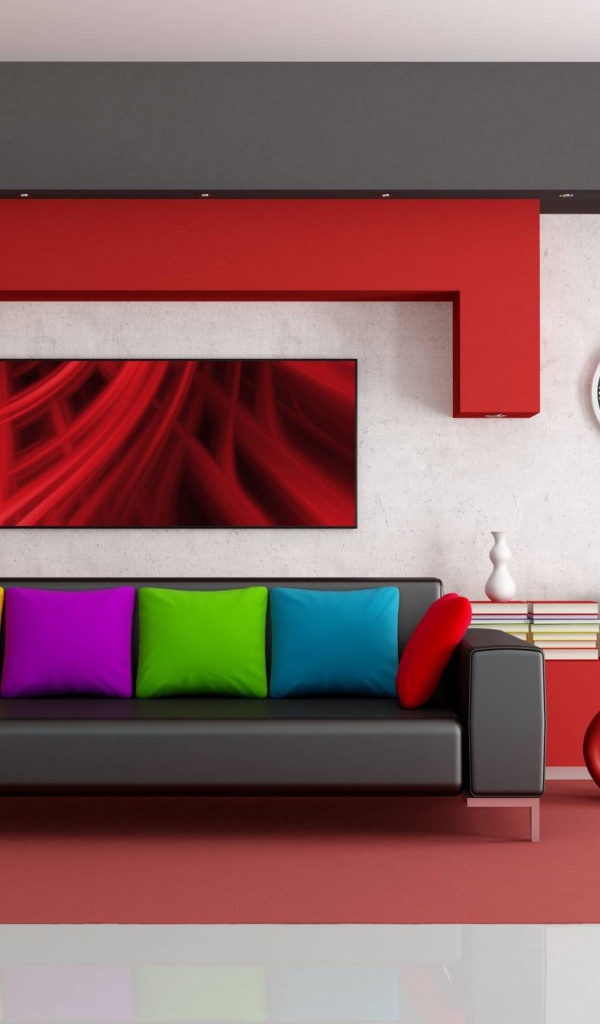 Яркие подушки на кожаном диване в гостиной