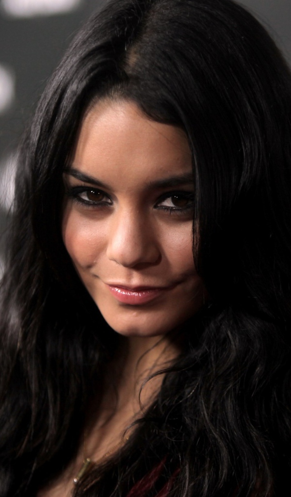 Брюнетка Ванесса Хадженс