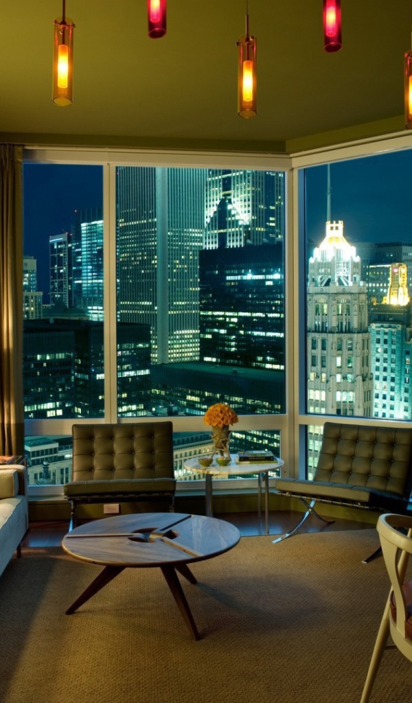 Уютная гостиная с видом на большой город