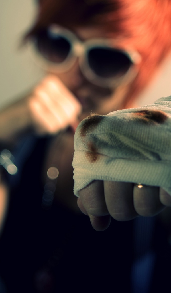 Сбитый кулак у девушки боксера