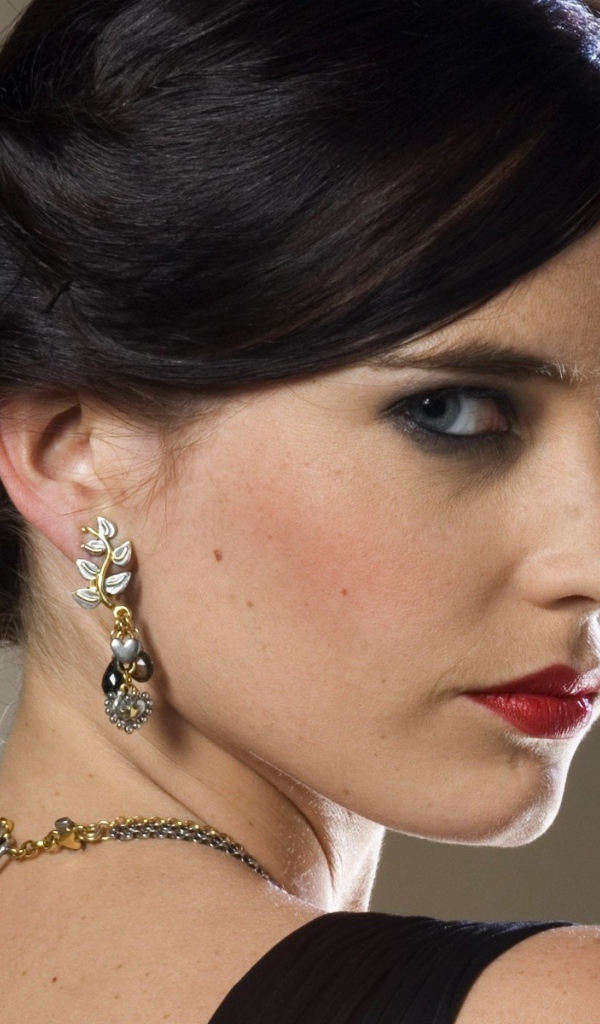 Ева Грин хмурит брови