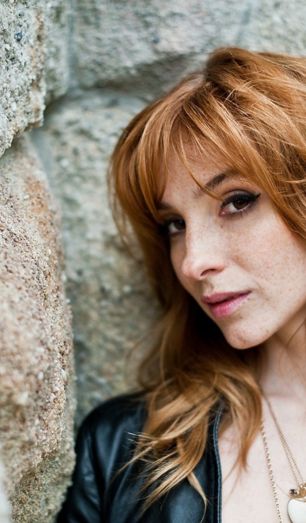 Девушка Вика Керекеш у каменной стены
