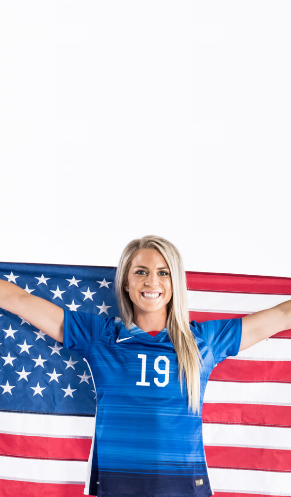 Девушка спортсмен Джули Джонстон с флагом США