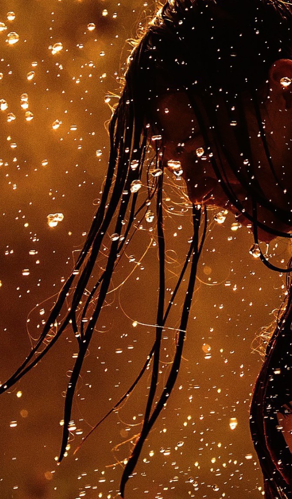 Девушка спортсменка среди капель дождя