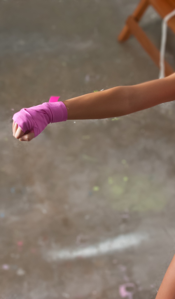 Девушка боксер тренируется в спортзале