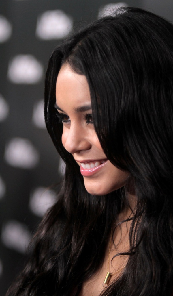 Девушка брюнетка Ванесса Хадженс