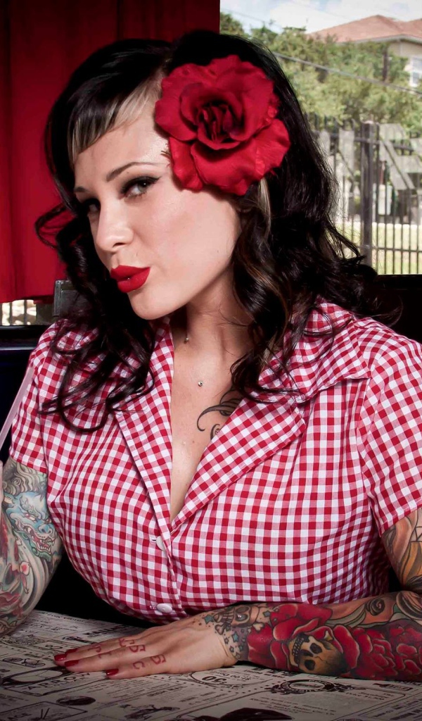 Девушка в тату ест мороженое